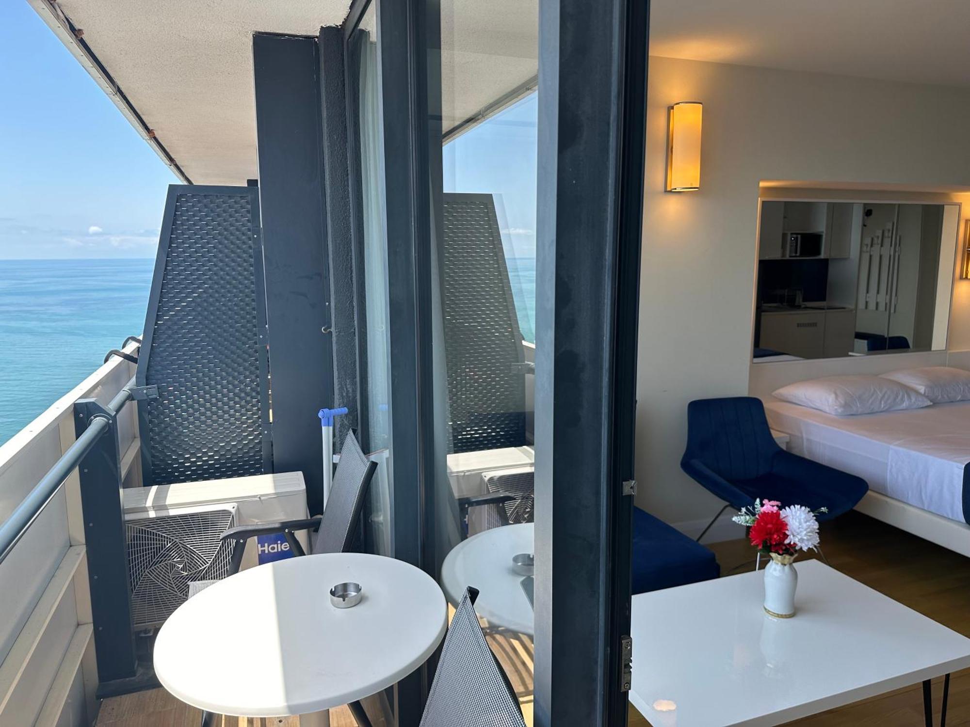 Orbi City Apartments On The Beach Batumi Bagian luar foto